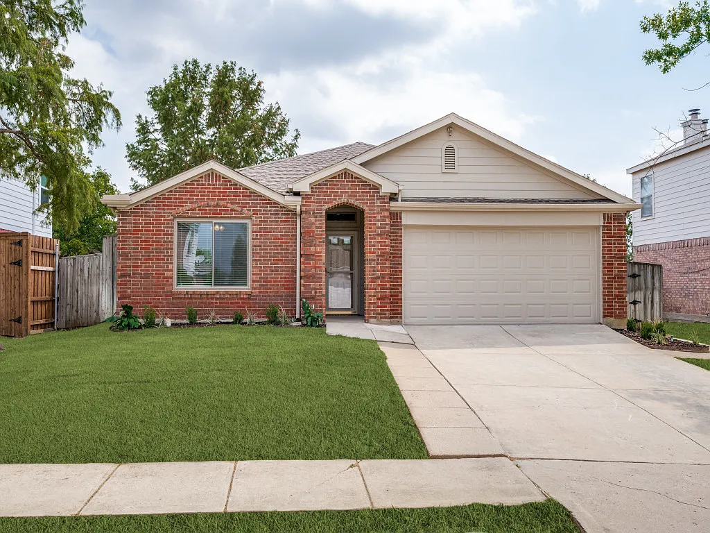 3 bed, 1761 sqft, $2,400 — Photo 1