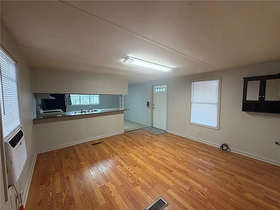 3rd image of 46 Kendall Ln