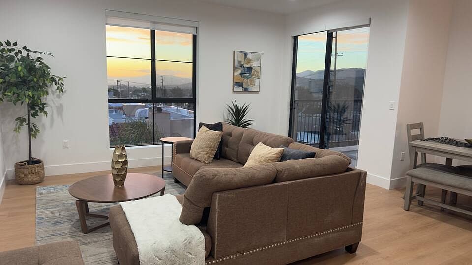 Photos are for sample unit staging only.