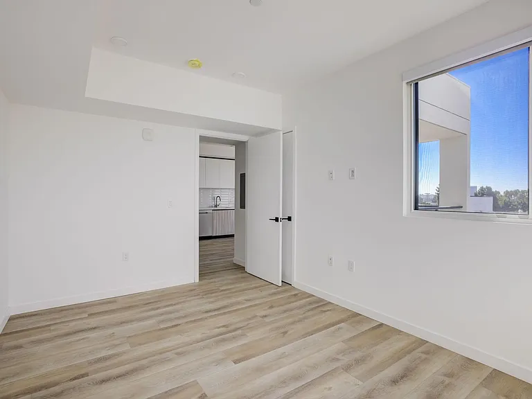 Fairfax Apartments — Photo 26