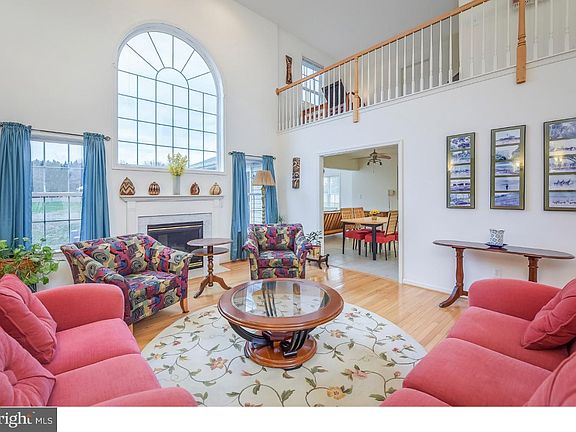 3rd image of 214 W Thomas Ct