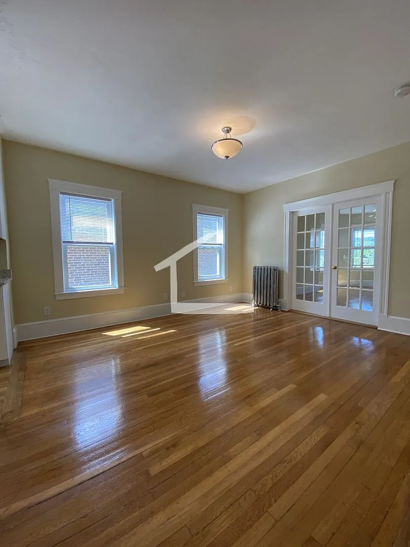 Renovated 4 Bed In Brookline 2 Baths — Photo 4
