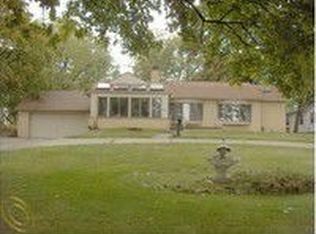 21576 E River Rd, Grosse Ile, MI 48138