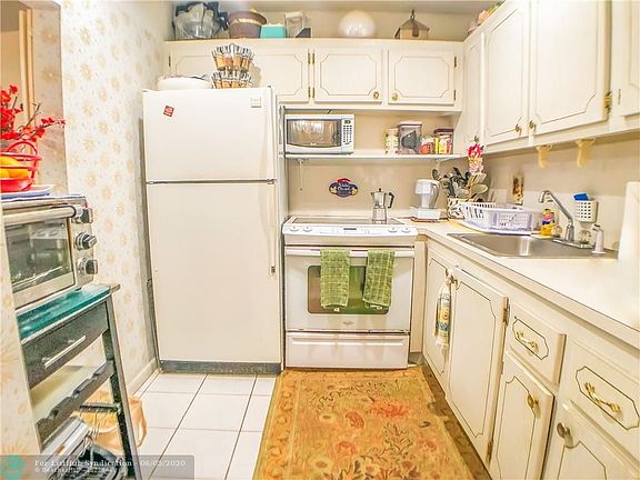 3rd image of 180 Oakridge L #180