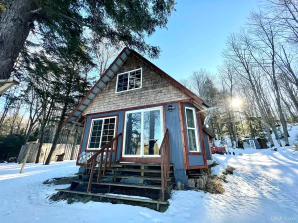 418 Lake Forest Dr, Skandia, MI 49885