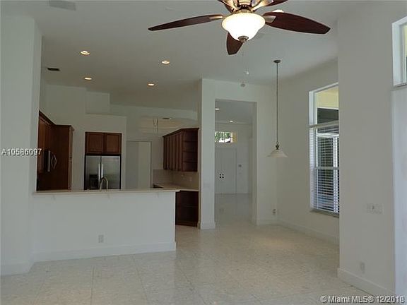 4th image of 986 Marina Dr