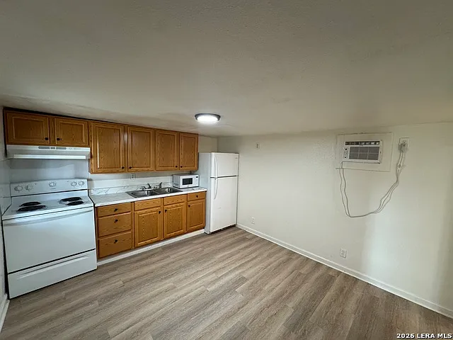 1 bed, 1.0 bath, 400 sqft, $825 — Photo 3