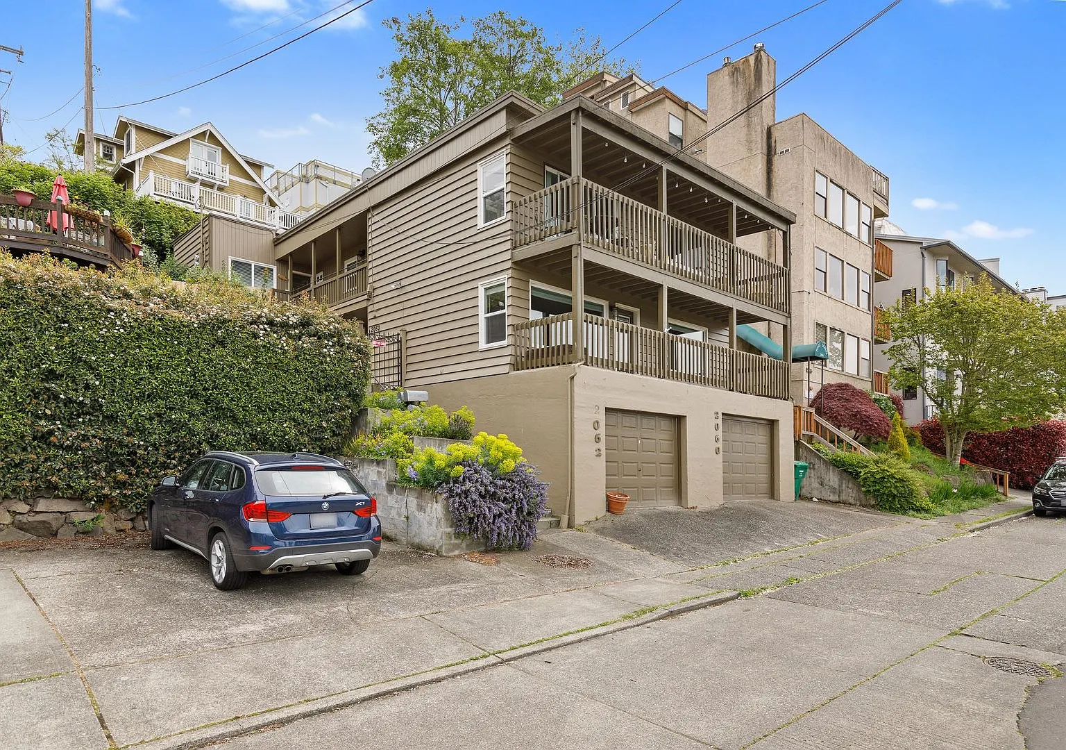 Queen Anne water view 3 bed 2 bath with den and 2 parking spaces — Photo 1