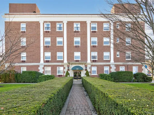 360 Stewart Avenue #3F, Garden City, NY 11530