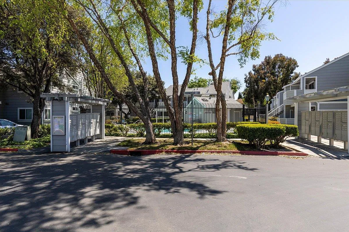 2 bed, 922 sqft, $3,050 — Photo 1