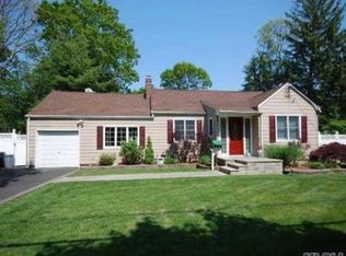 556 Richland Blvd, Brightwaters, NY 11718