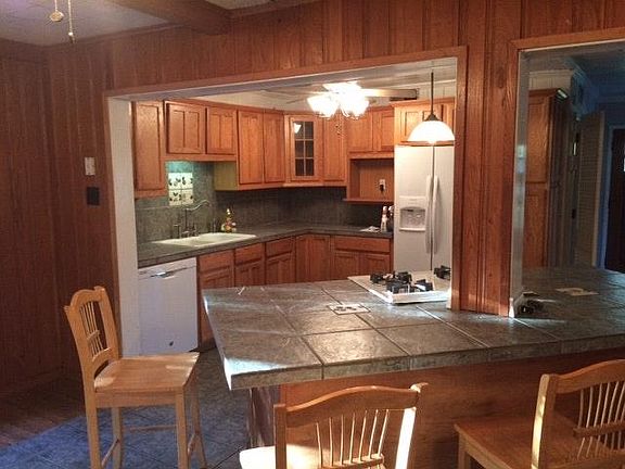 3rd image of 302 Holly Dr