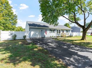 16 Aspen Cir, Albany, NY 12208