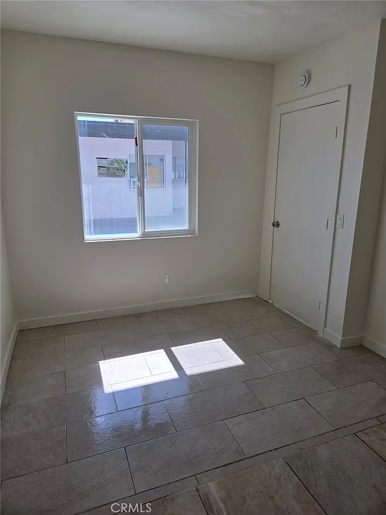 3 bed, 950 sqft, $2,050 — Photo 2