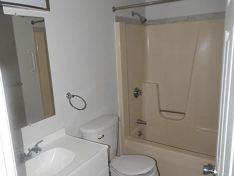 73 Husson Ave #D — Photo 9
