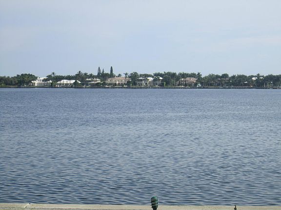 3rd image of 130 Lakeshore Dr APT G30
