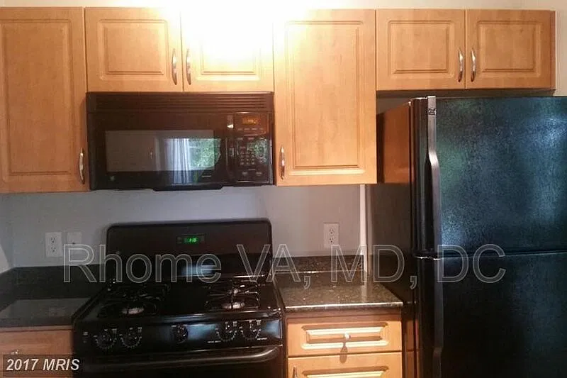 1 bed, 1.0 bath, 813 sqft, $1,900 — Photo 2