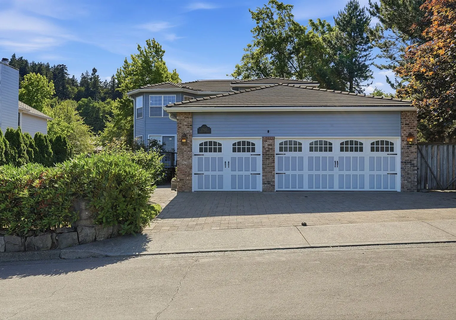 Beautifully Updated Home in Desirable Ridge Lake Park — Photo 2