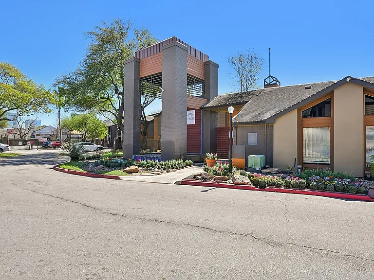 2-web-or-mls-Briar Forest Dr-S1303-002