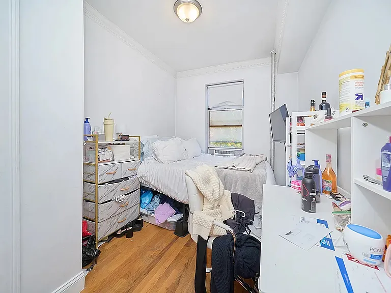 243 E 18th St #20 — Photo 6