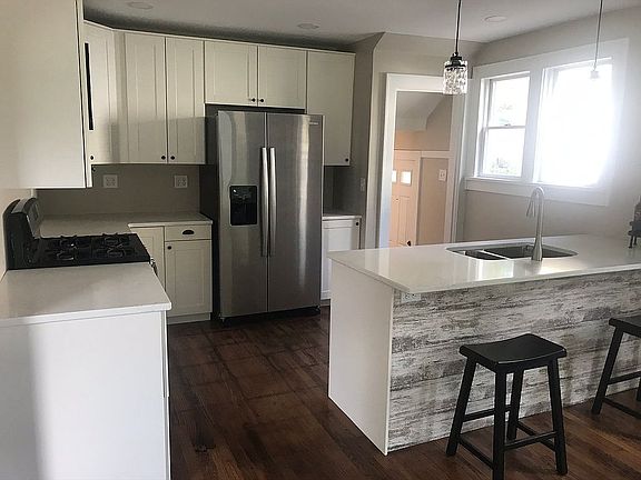 5th image of 300 McLean St