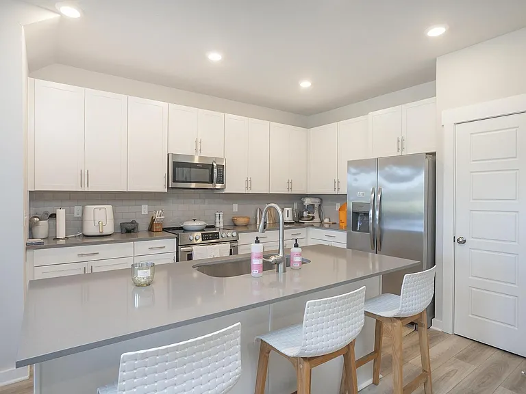 517 Swanholme Dr — Photo 17