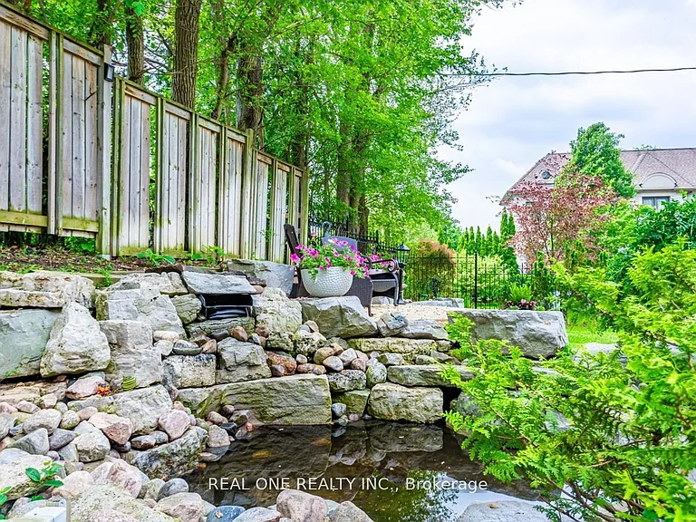 15 Royal Oak Dr — Photo 31