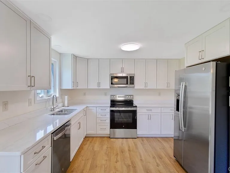 8256 Elaine Cir — Photo 2
