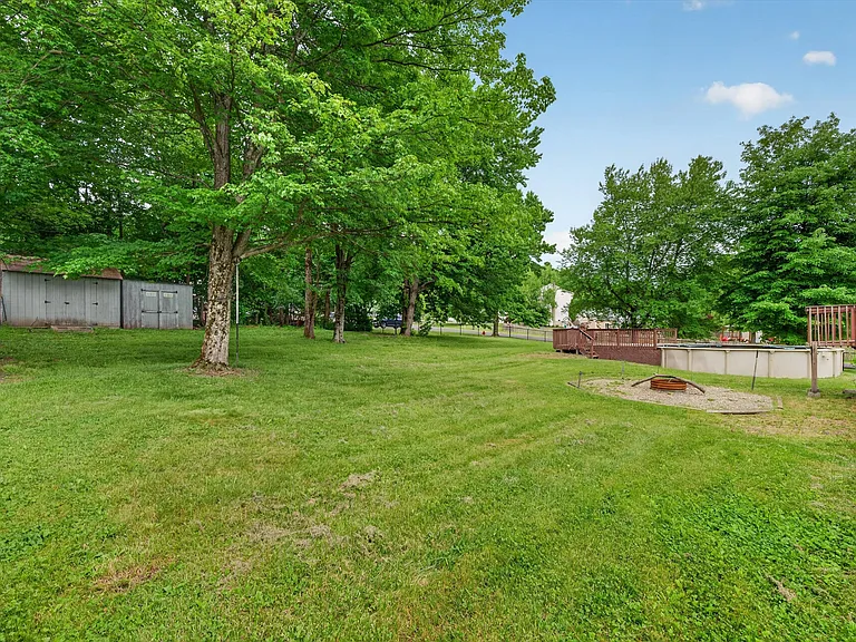76 Maureen Dr — Photo 38