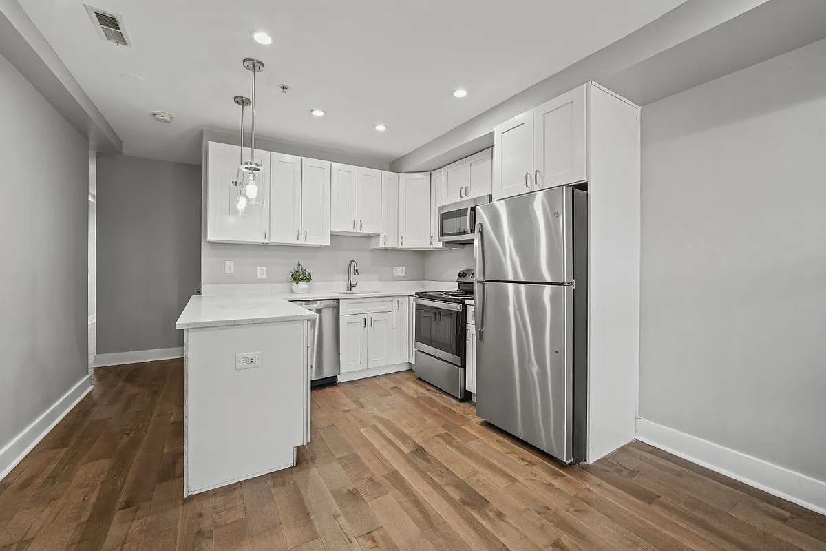 1 bed, 1.5 bath, 700 sqft, $2,400 — Photo 1