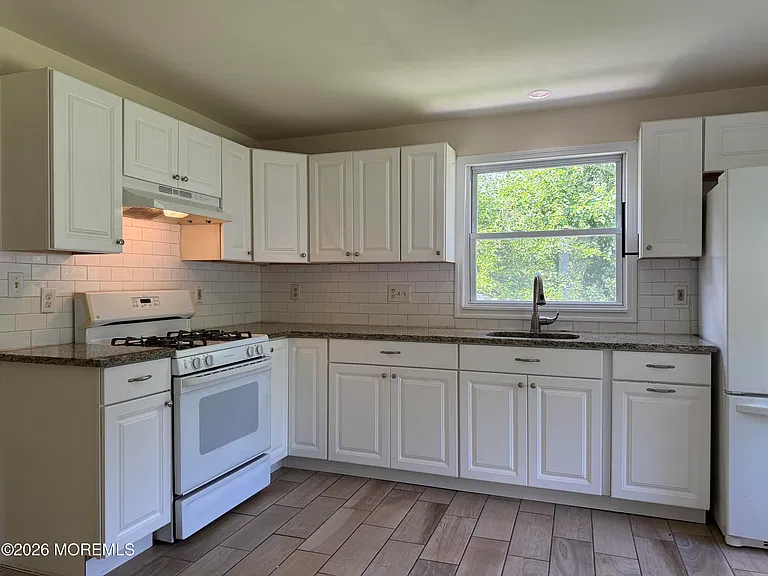 236 W Farms Rd — Photo 4