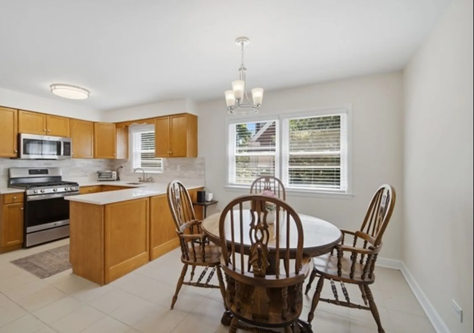 3 bed, 1100 sqft, $2,700 — Photo 3