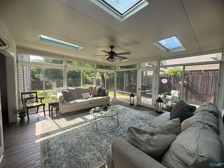 208 Surrey Rd SW — Photo 28