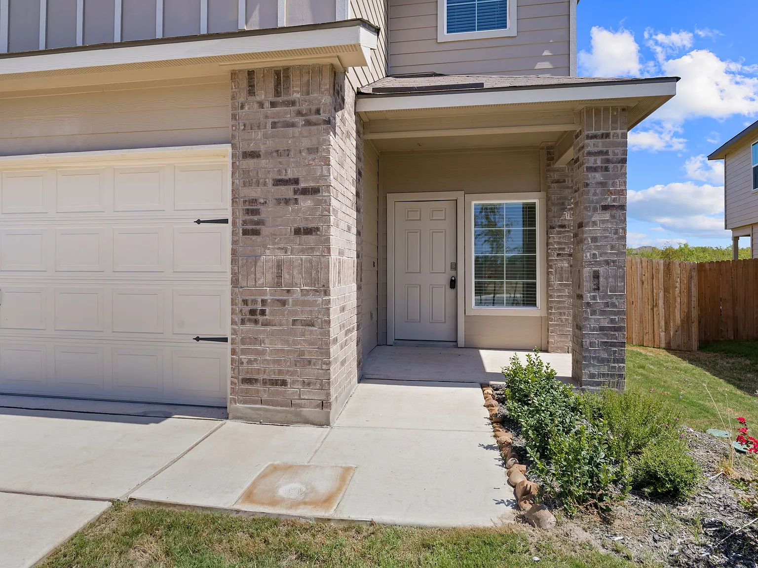 Modern 3-Bed Home with Island Kitchen, Fenced Yard & Garage 15638 Clove Spice Way, Von Ormy — Photo 2