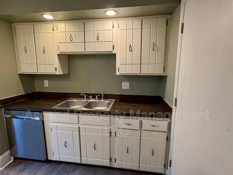 2410 Lyndon Ave #11 — Photo 5