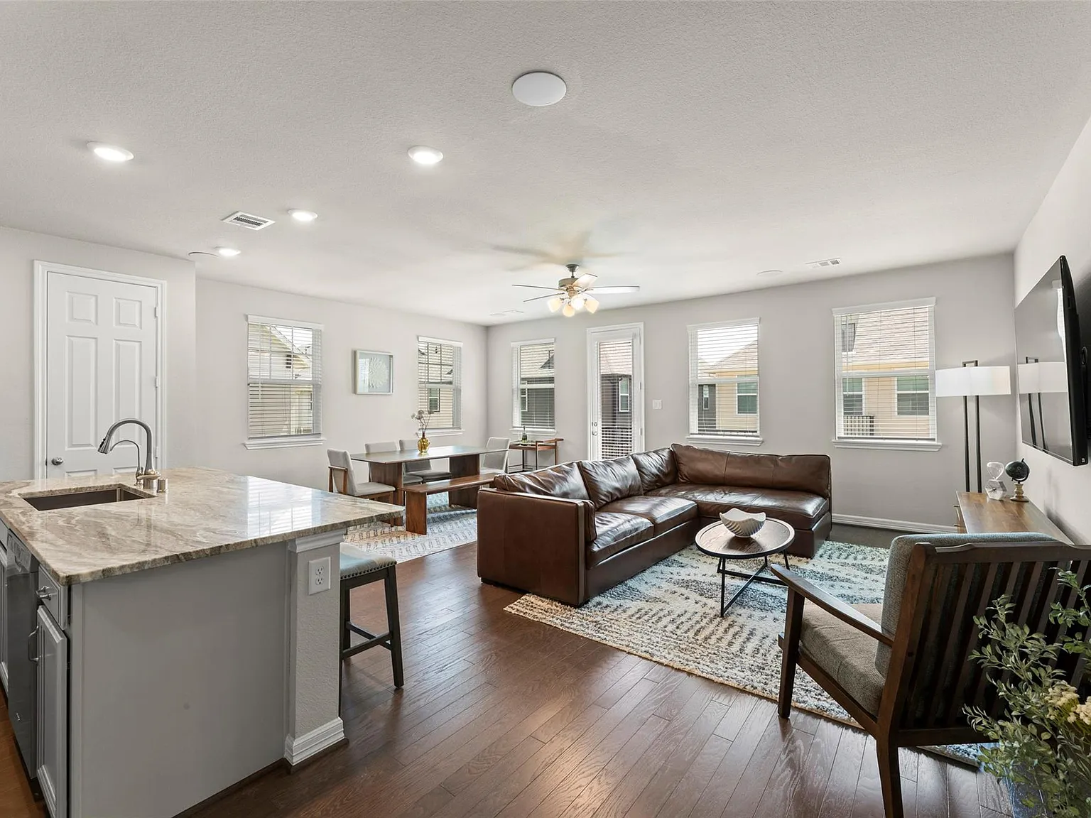 2 bed, 2.5 bath, 1861 sqft, $2,600 — Photo 2