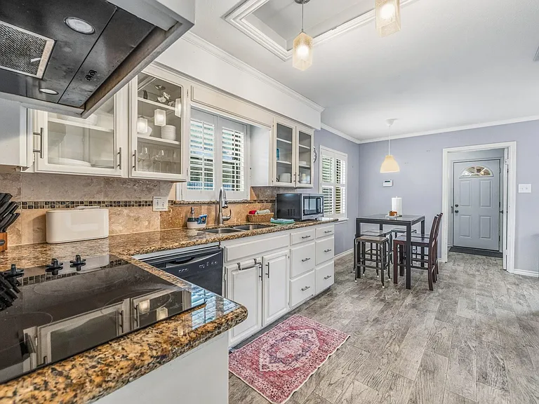 8426 Edgemoor Dr — Photo 15