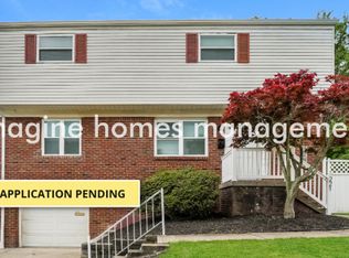 221 Meadowdell Dr, Pittsburgh, PA