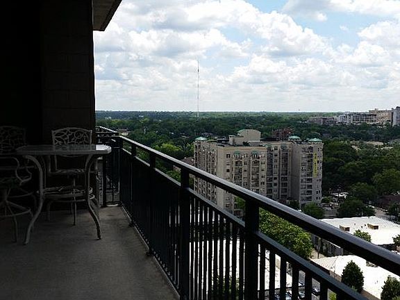 4th image of 565 Peachtree St NE Unit 1706