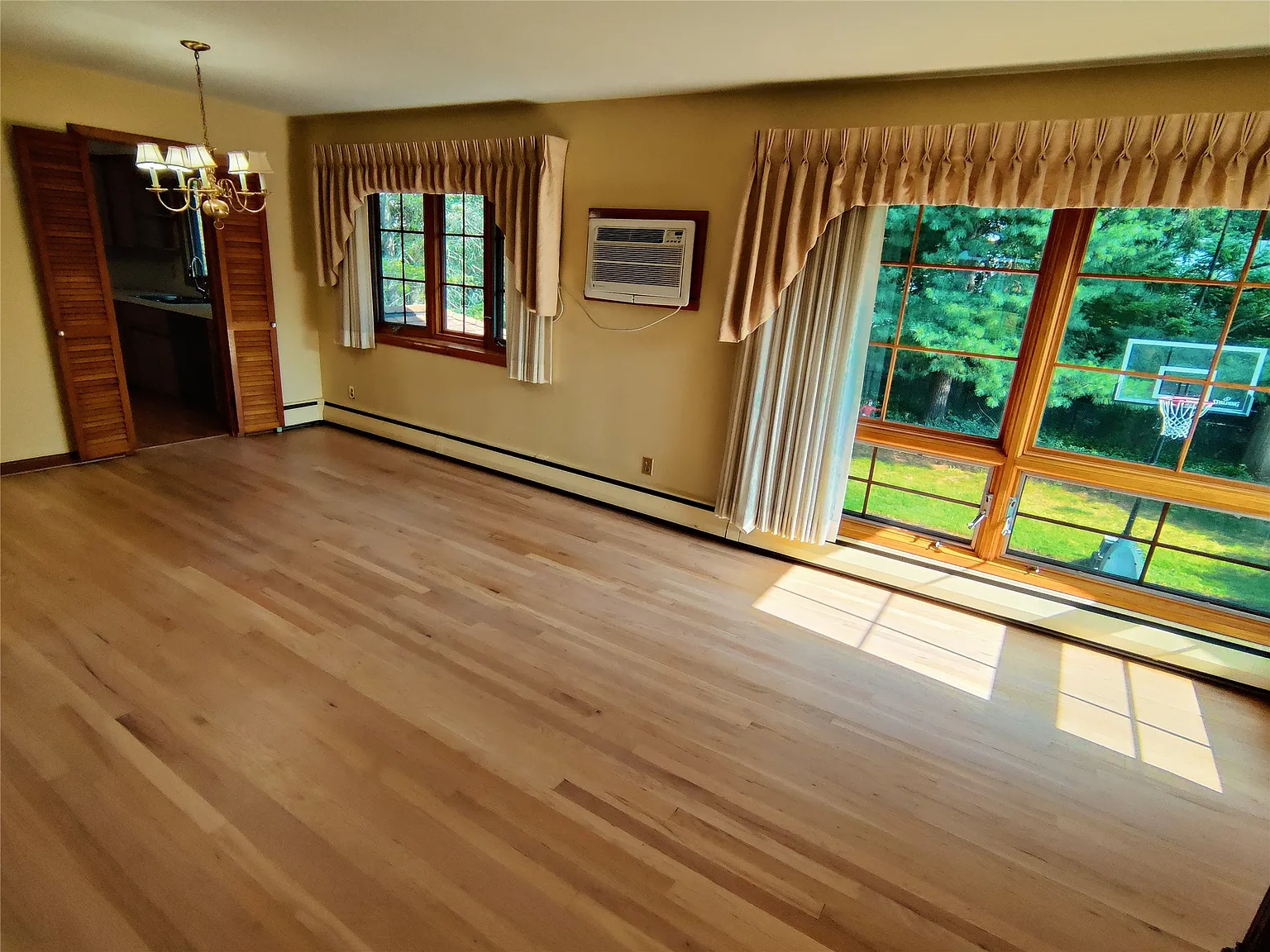 3 bed, 2.0 bath, 2050 sqft, $2,300 — Photo 3