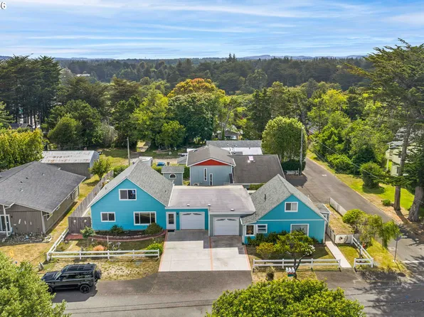 543 Chicago Ave SE, Bandon, OR 97411