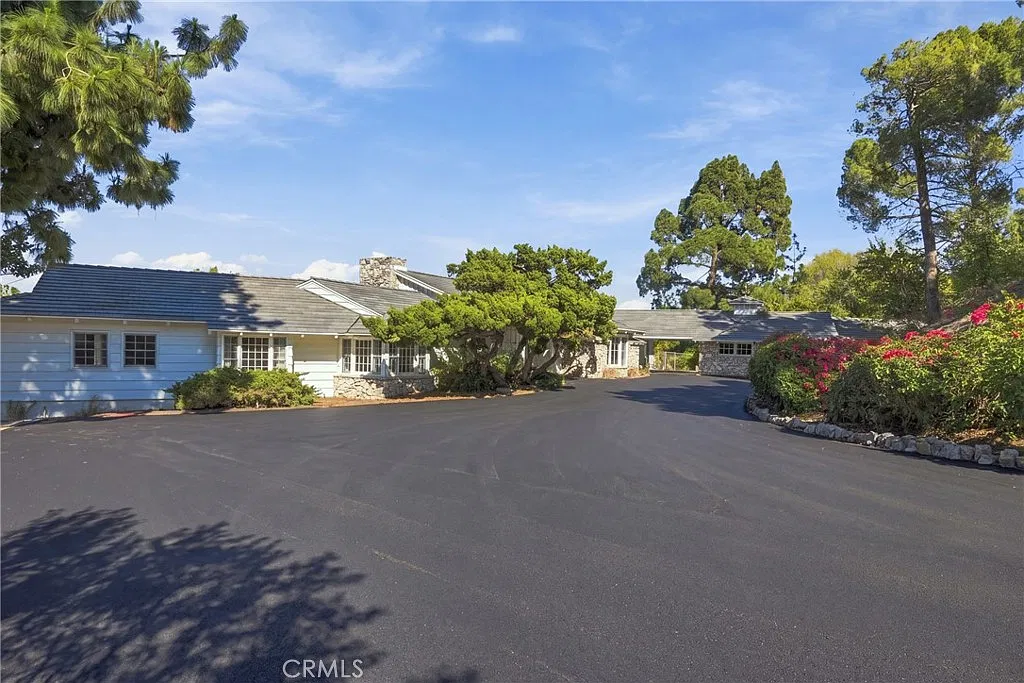 5 bed, 3915 sqft, $12,000 — Photo 2
