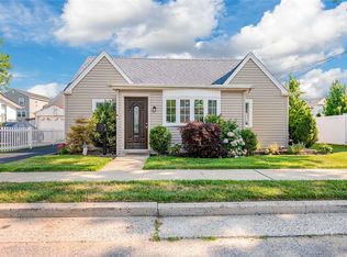 32 Brighton Rd, Island Park, NY 11558