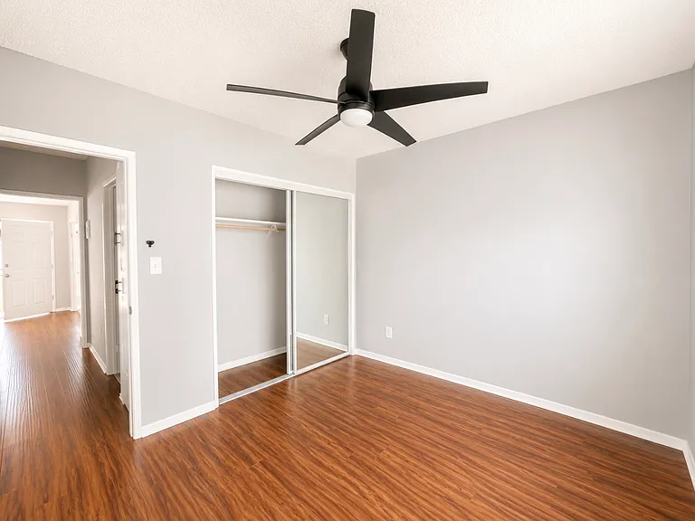 2150 N Beachwood Dr #10 — Photo 11