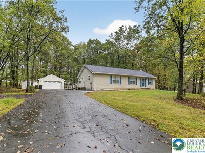 975 Lakeside Dr, Effort, PA, 18330