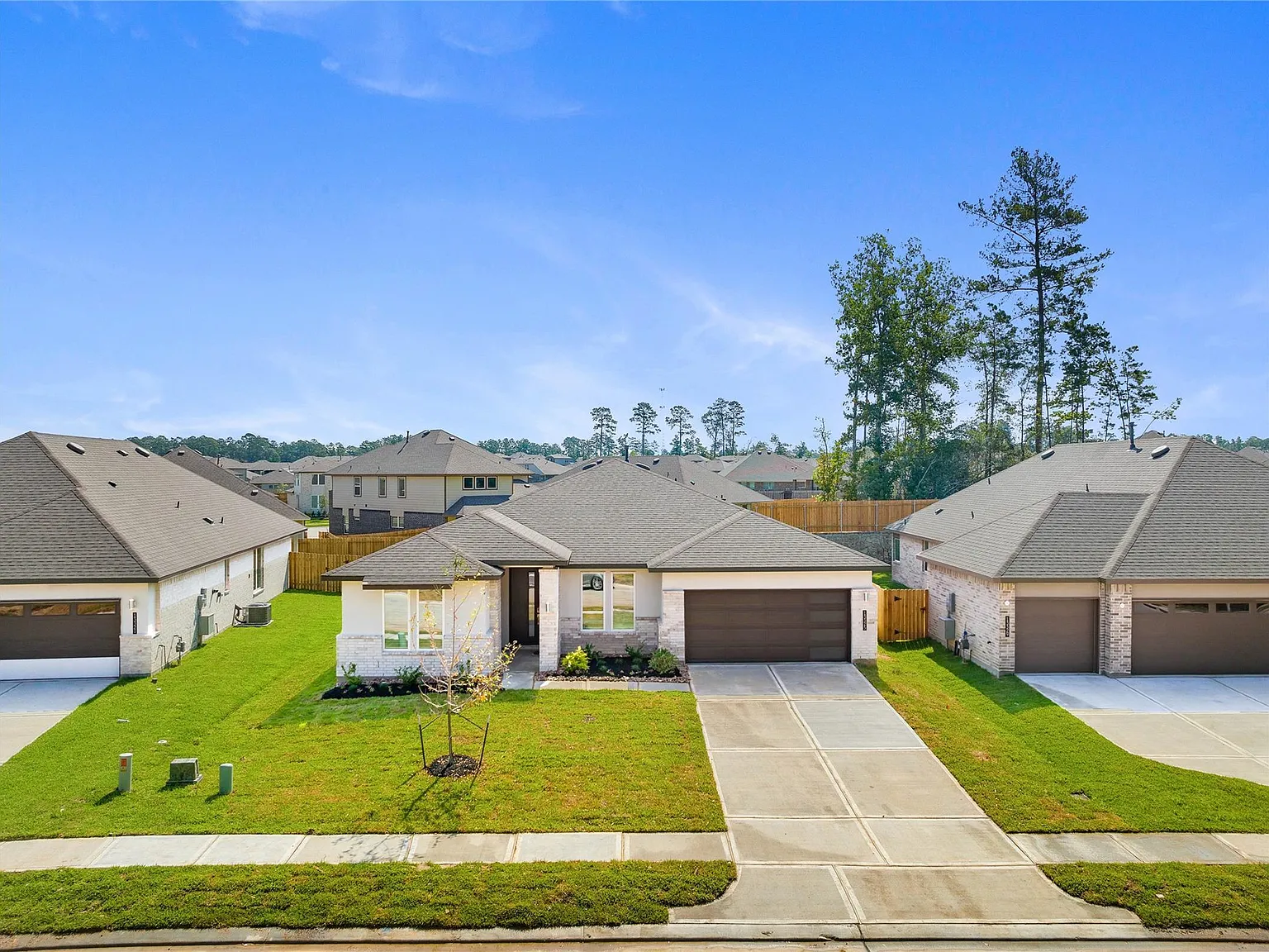 4 bed, 3.0 bath, 2454 sqft, $2,950 — Photo 2
