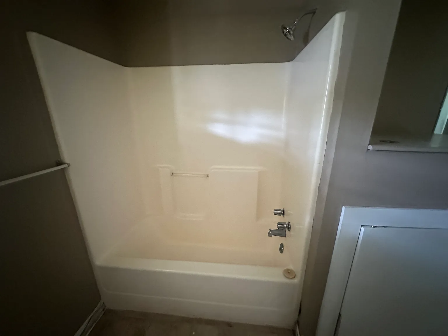 3 bed, 1.5 bath, 700 sqft, $575 — Photo 2