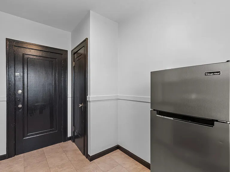 702 De Mun Ave #F — Photo 11