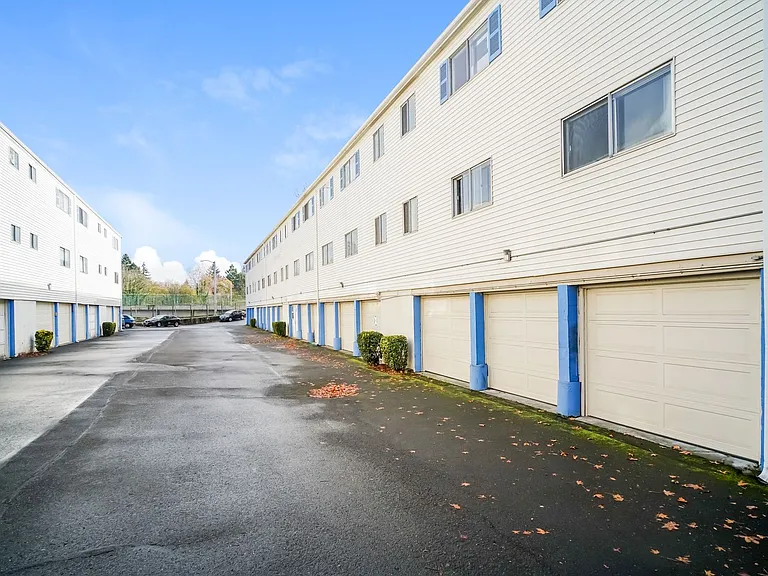 Laurelwood — Photo 17