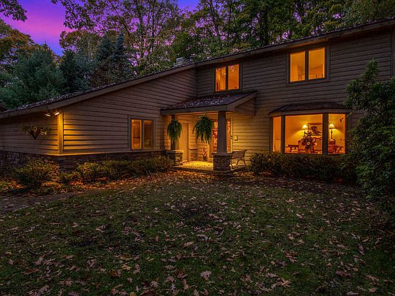 3rd image of 2375 Sunset Bluff Dr